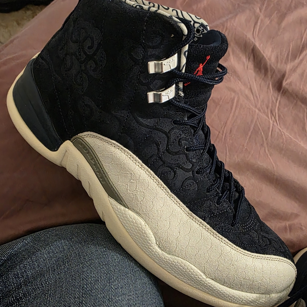 Jordan Sneakers with Red Insole and Black Pattern - Picture 3 of 5